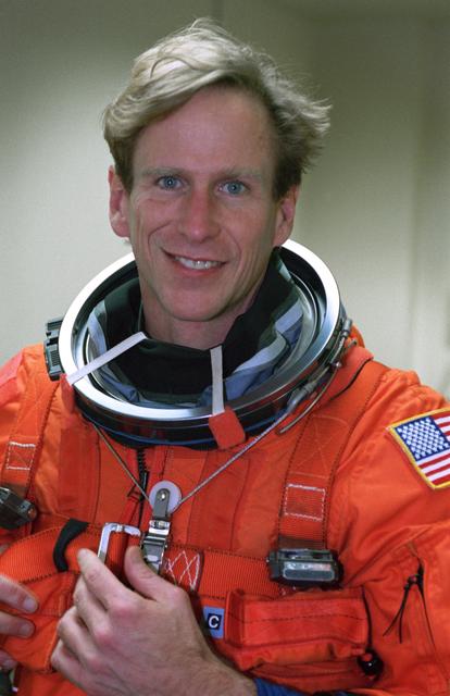 STS-104 crew trains in building 5