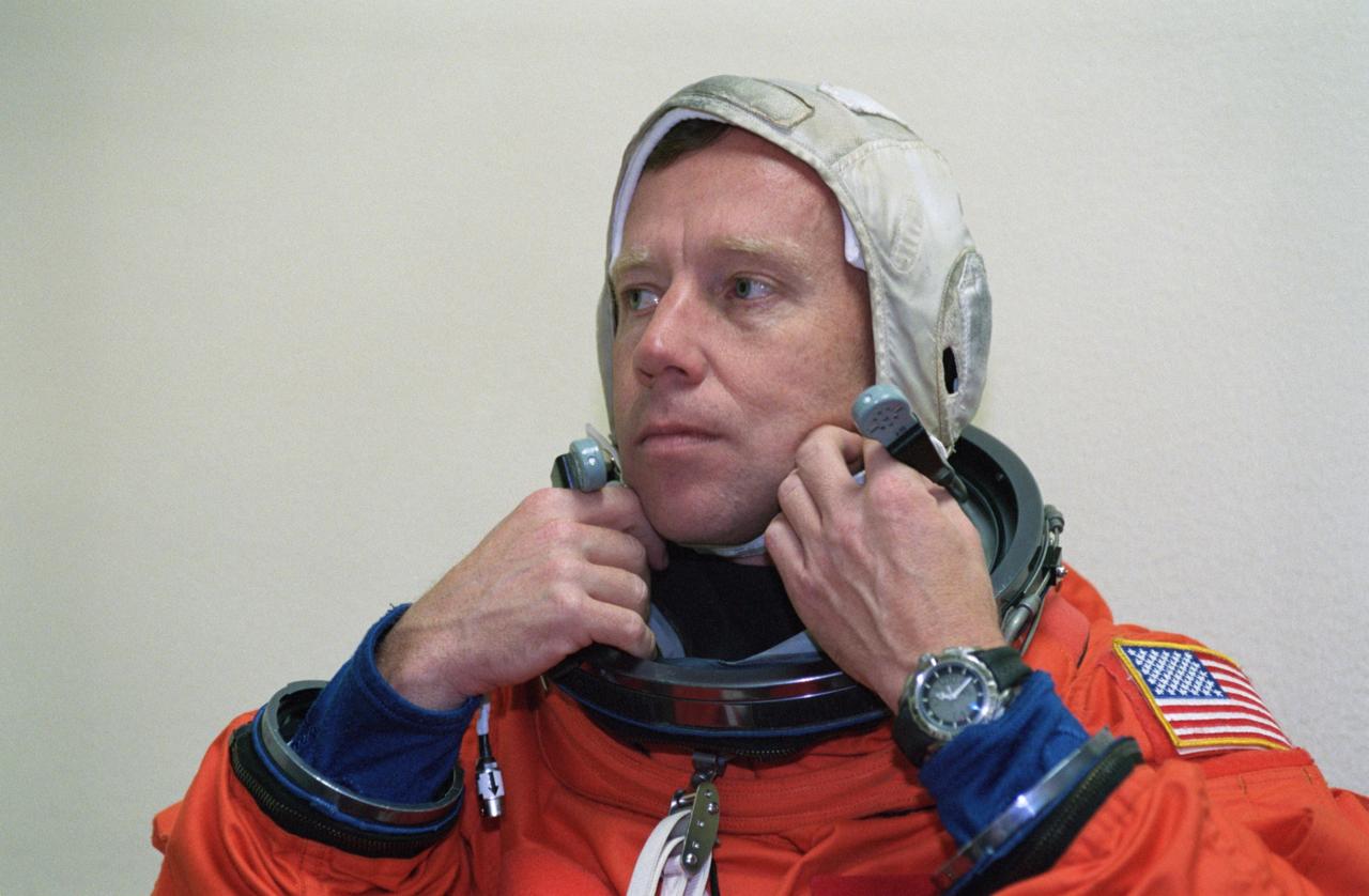 JSC2000-07289 (17 November 2000) --- Astronaut Steven W. Lindsey, STS-104 mission commander, attired in a training version of the shuttle launch and entry garment, prepares for a training session at the Jake Garn Simulation and Training Facility at Johnson Space Center (JSC). Lindsey will join four other astronauts for a June mission with the International Space Station (ISS).