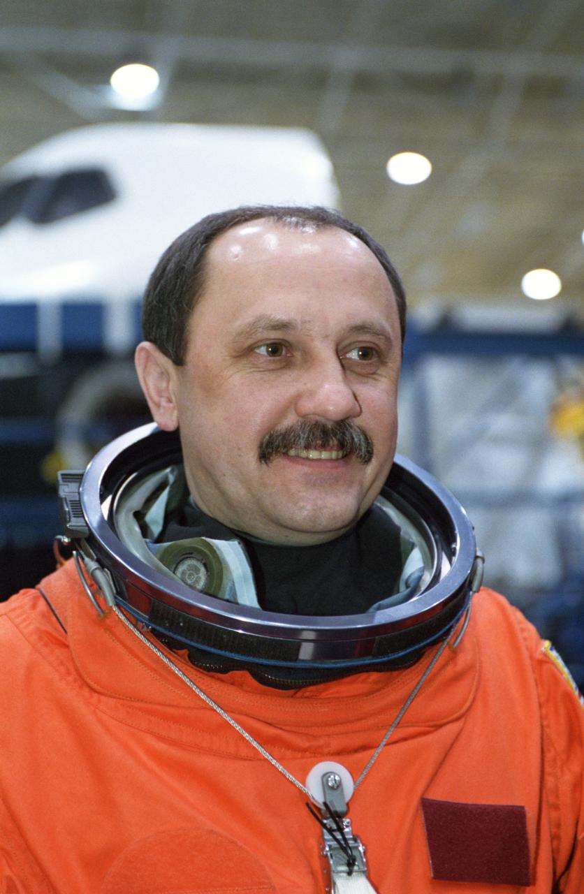 JSC2000-07445 (6 December 2000) --- Cosmonaut Yury V. Usachev, Expedition Two mission commander, talks to nearby astronauts (out of frame) during a joint Expedition Two/STS-102 training session in the Systems Integration Facility at the Johnson Space Center (JSC).   The Russian Aviation and Space Agency representative, along with two astronauts on his crew and the four STS-102 crew members, later simulated procedures for a nominal countdown in the crew compartment trainer (CCT-2) in the high bay area of this facility.