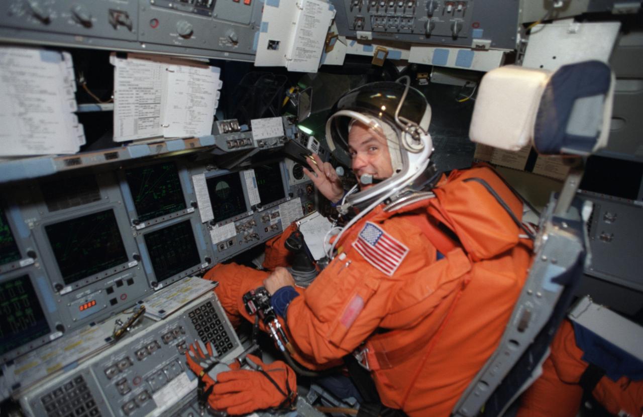 JSC2000-07651 (19 December 2000) --- Astronaut Frederick W. Sturckow, STS-105 pilot, occupies the pilot’s station during a mission training session in the Shuttle Mission Simulator (SMS) in the Jake Garn Simulation and Training Facility at Johnson Space Center (JSC). This summer, Sturckow will join four other astronauts and two cosmonauts for a mission to the International Space Station (ISS).