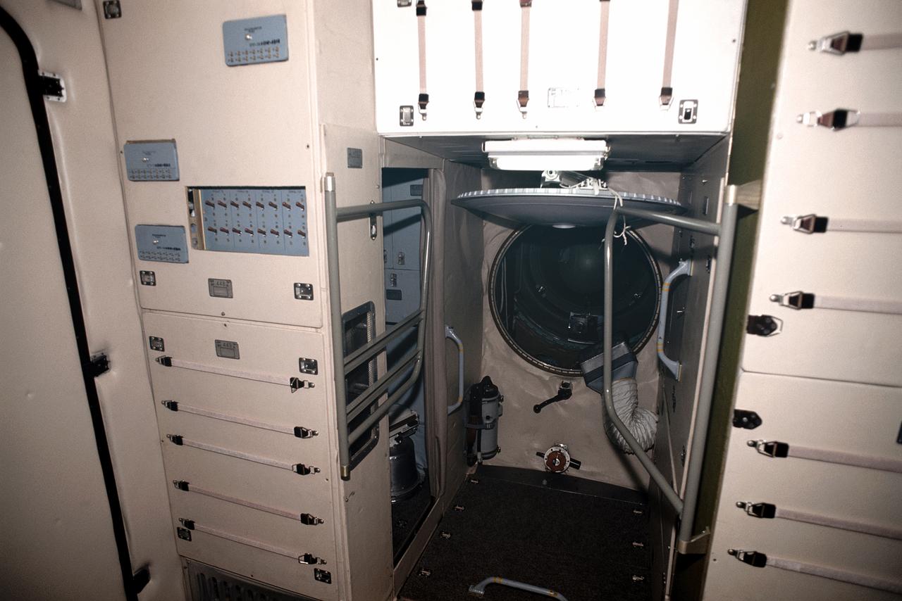 JSC2000-E-18629 ( June 2000) --- A view looking toward the hatch inside the  Zvezda Service Module trainer/mockup  at the Gagarin Cosmonaut Training Center  in Russia.  This photo was taken prior to a training session with the Expedition One crew.