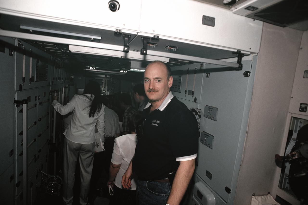 JSC2000-E-18633 (June 2000) --- Astronaut Scott Kelly, director of operations - Russia, walks through a  full scale trainer/mockup for the Zvezda Service Module at the  Gagarin Cosmonaut Training Center  in Russia.  The Expedition One crew was  training in another area of the SM when this photo was made.