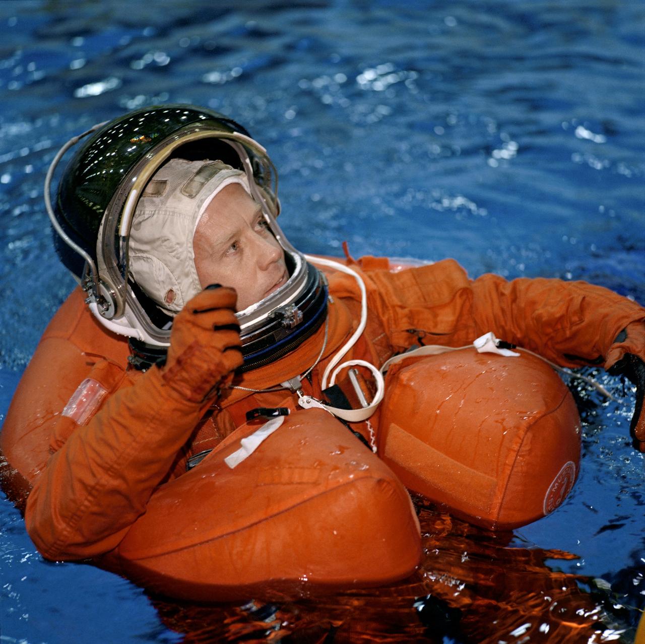 JSC2001-00011 (January 2001) ---Astronaut Steven W. Lindsey, STS-104 mission commander, floats in water during an emergency egress training session at the Neutral Buoyancy Laboratory (NBL) near the Johnson Space Center (JSC). Lindsey will join four other astronauts for a June mission to the International Space Station (ISS).