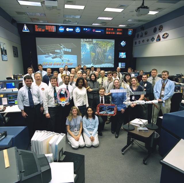 NASA image: STS-98 Flight Control Team Photo in BFCR with Flight Director Andy Algate