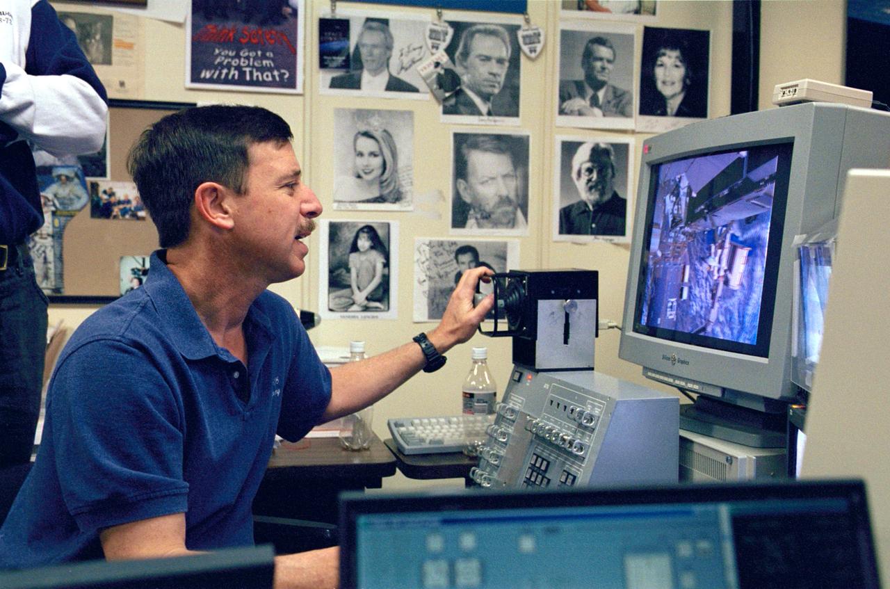 JSC2001-00751 (15 March 2001) --- Astronaut Scott J. Horowitz, STS-105 mission commander, uses the virtual reality lab at the Johnson Space Center (JSC) to train for his duties aboard the Space Shuttle Discovery. This type of computer interface paired with virtual reality training hardware and software helps to prepare the entire team for dealing with International Space Station (ISS) elements.