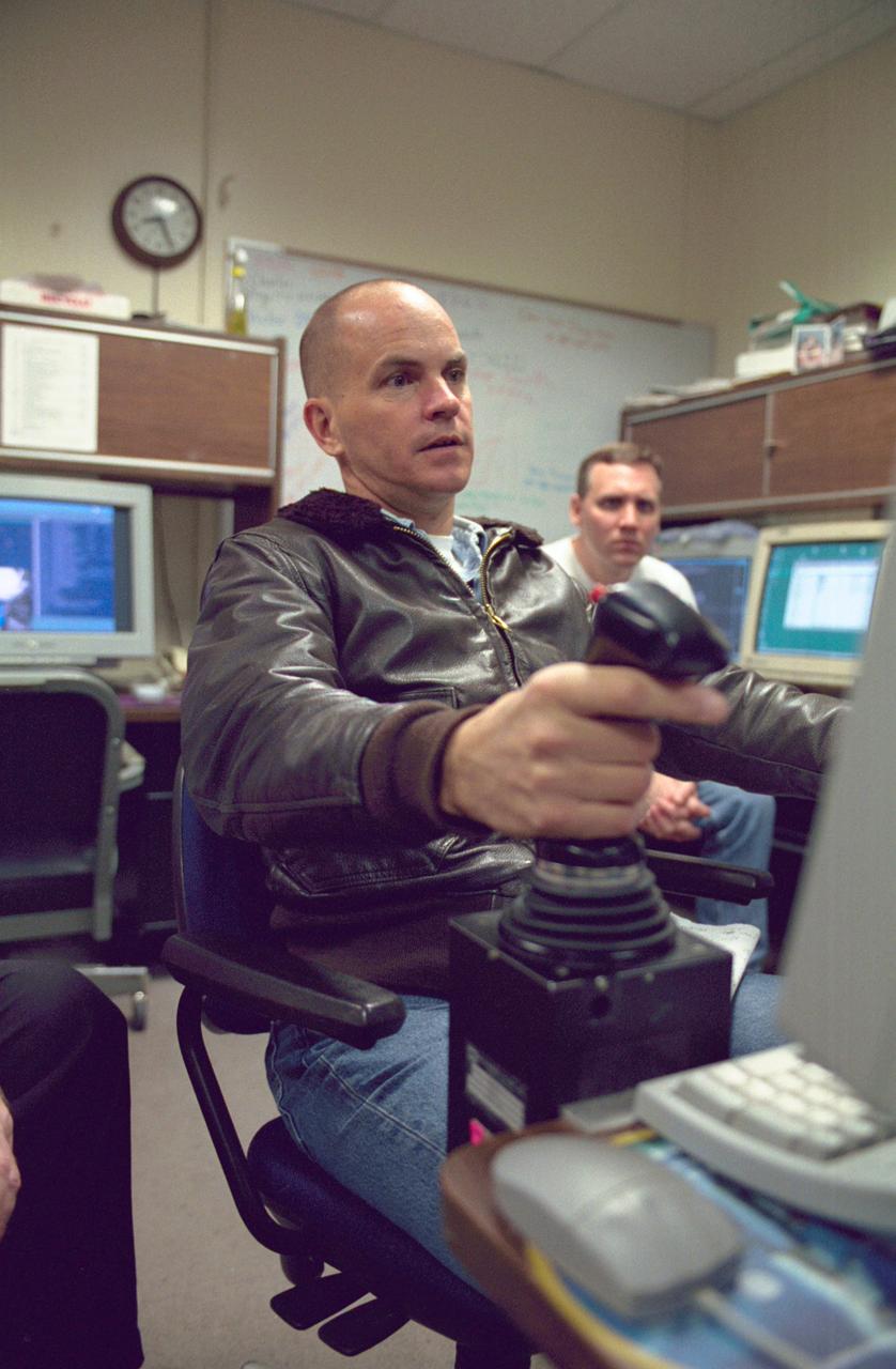 JSC2001-00758 (15 March 2001) --- Astronaut Frederick W. Sturckow, STS-105 pilot, uses the virtual reality lab at the Johnson Space Center (JSC) to train for his duties aboard the Space Shuttle Discovery. This type of computer interface paired with virtual reality training hardware and software helps to prepare the entire team for dealing with International Space Station (ISS) elements.