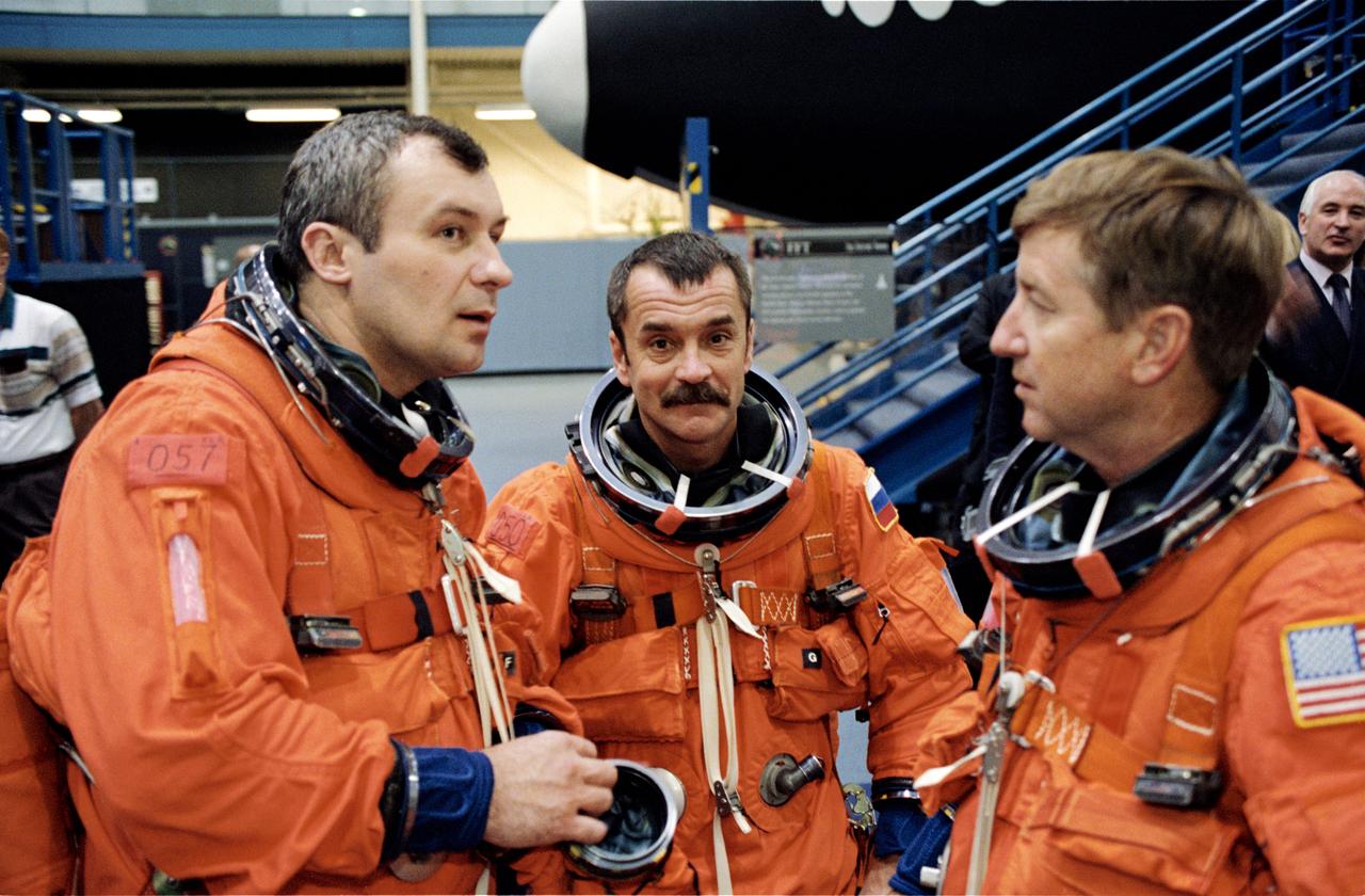 JSC2001-01130 (20 April 2001) --- Cosmonauts Vladimir N. Dezhurov (left) and Mikhail Tyurin, Expedition Three flight engineers; and astronaut Frank L. Culbertson, Jr., Expedition Three commander, are photographed during mission training in the Johnson Space Center&#0146;s Systems Integration Facility. Dezhurov and Tyurin represent Rosaviakosmos.
