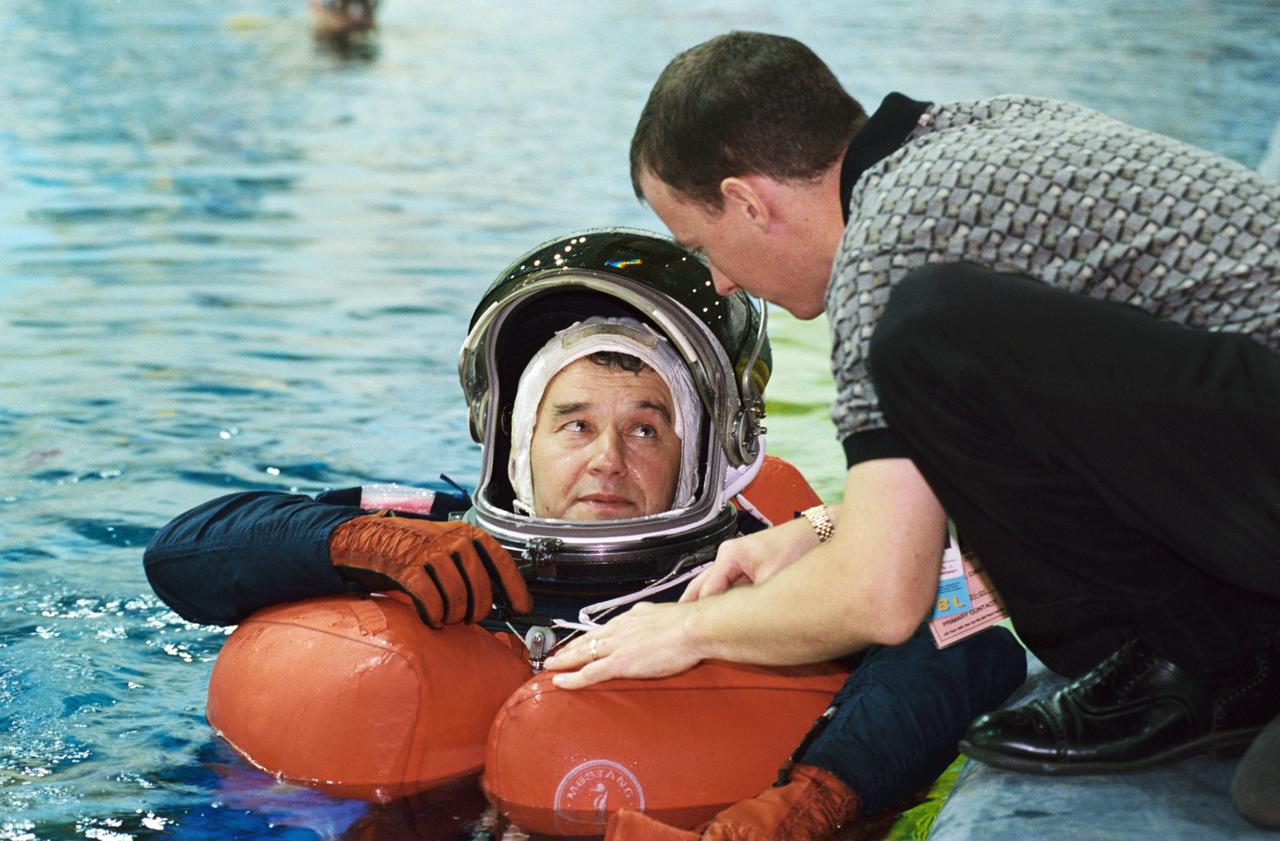 JSC2001-01923 (12 July 2001) --- Cosmonaut Valeri G. Korzun, Expedition Five mission commander representing Rosaviakosmos, floats in a life raft during an emergency bailout training session in the Neutral Buoyancy Laboratory (NBL) near the Johnson Space Center (JSC).  Korzun is assisted by United Space Alliance (USA) crew trainer David Pogue.