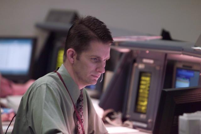 JSC2001-E-04270 (7-20 February 2001) --- Assembly and checkout officer (ACO) Thomas C. Miglin monitors data at his console in the station flight control room (BFCR) in Houston's Mission Control Center (MCC) during the STS-98/5A mission.