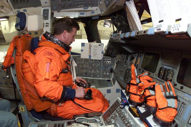 JSC2001-E-06420 (27 February 2001) --- Astronaut Steven W. Lindsey, mission commander, occupies commander’s station during mission training in one of the high fidelity trainers/mockups in the Systems Integration Facility at Johnson Space Center (JSC). The STS-104 mission to the International Space Station (ISS) represents the Space Shuttle Atlantis' first flight using a new engine and is targeted for a liftoff no earlier than June 14, 2001.