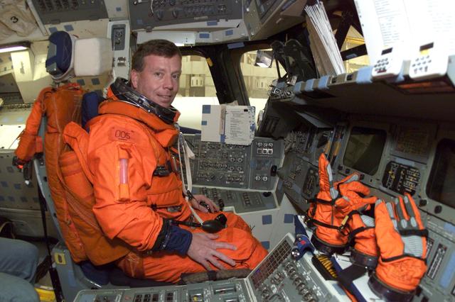 JSC2001-E-06421 (27 February 2001) --- Astronaut Steven W. Lindsey, mission commander, during mission training in one of the high fidelity trainers/mockups in the Systems Integration Facility at Johnson Space Center (JSC). The STS-104 mission to the International Space Station (ISS) represents the Space Shuttle Atlantis' first flight using a new engine and is targeted for a liftoff no earlier than June 14, 2001.