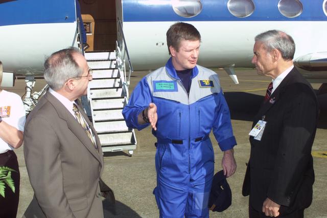 JSC2001-E-08302 (22 March 2001) ---  Astronaut William M. (Bill) Shepherd (center) talks with Joseph Rothenberg (left), NASA Associate Administrator for Space Flight, and Roy S. Estess, Acting Director of the Johnson Space Center (JSC), following crew arrival at Ellington Field, near JSC.  Shepherd on March 21 completed a lengthy stay in Earth orbit, having served as commander for the ISS Expedition One mission.