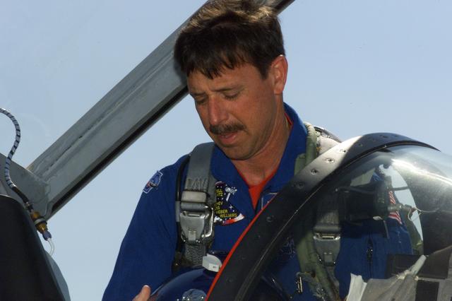 JSC2001-E-08814 (26 March 2001) --- Astronaut Scott J. Horowitz, STS-105 mission commander, prepares for a flight in a T-38 trainer jet at Ellington Field near Johnson Space Center (JSC).