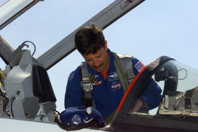 JSC2001-E-08815 (26 March 2001) --- Astronaut Scott J. Horowitz, STS-105 mission commander, prepares for a flight in a T-38 trainer jet at Ellington Field near Johnson Space Center (JSC).