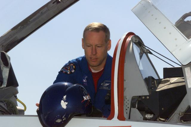 NASA image: STS-105 crew departs Ellington Field in T-38's