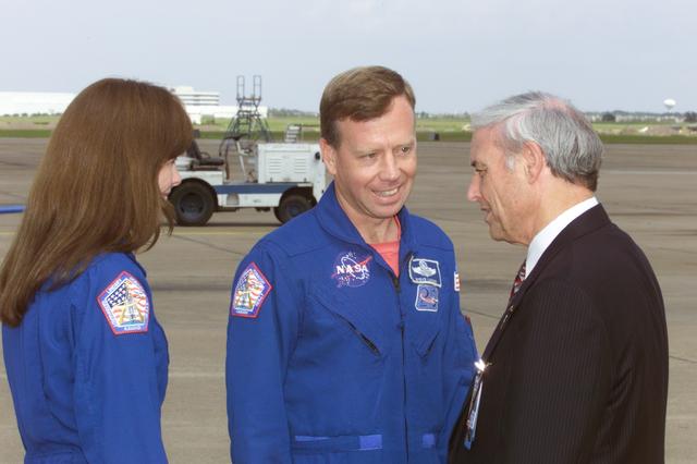 JSC2001-E-22790 (25 July 2001) --- Astronauts Janet L. Kavandi (left), STS-104 mission specialist, and Steven W. Lindsey, mission commander, are greeted by JSC Acting Director Roy S. Estess following crew arrival at Ellington Field.