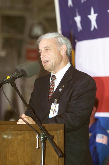JSC2001-E-22792 (25 July 2001) --- JSC Acting Director Roy S. Estess introduces the STS-104 crew members (out of frame) to a crowd gathered in Ellington Field’s Hangar 990 during crew return ceremonies.