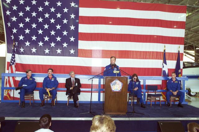NASA image: STS-104 Crew Return, Ellington Field, Building 990