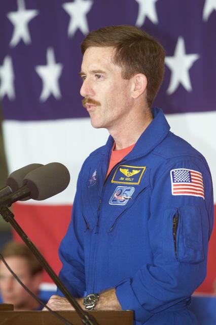 NASA image: STS-104 Crew Return, Ellington Field, Building 990