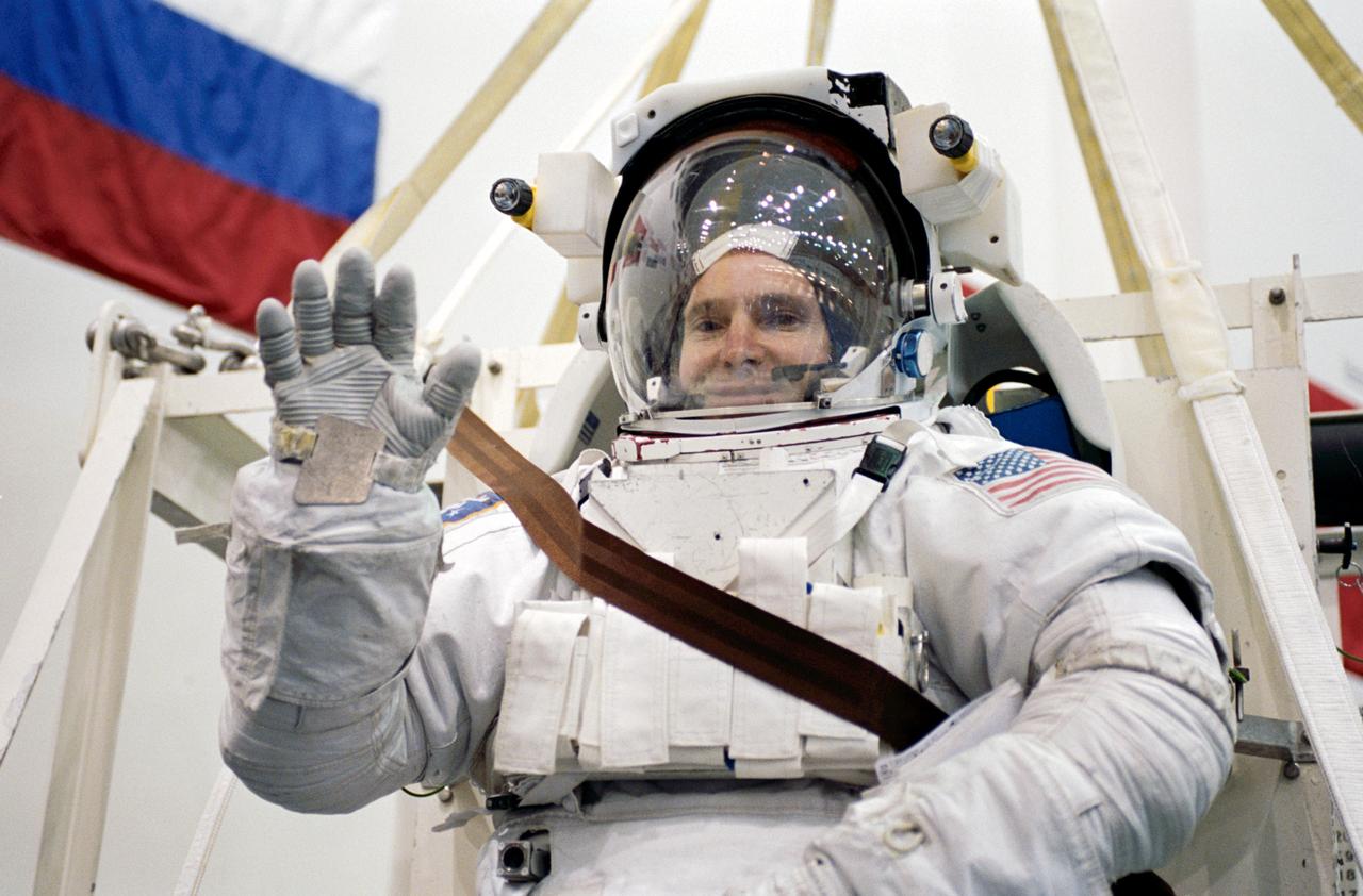 JSC2002-00599 (19 March 2002) --- Cosmonaut Valery I. Tokarev, Expedition 9 flight engineer, waves as he is about to be submerged in the waters of the Neutral Buoyancy Laboratory (NBL) near the Johnson Space Center (JSC). Tokarev, who represents Rosaviakosmos, is wearing a training version of the Extravehicular Mobility Unit (EMU) spacesuit.