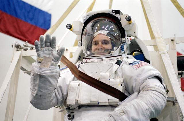 NASA image: Expedition 8 Preflight Training in the Neutral Buoyancy Lab at Sonny Carter Training Facility