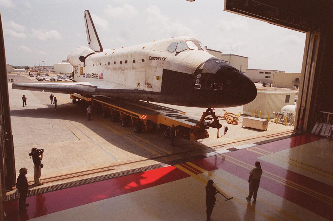 KENNEDY SPACE CENTER, FLA. -- The orbiter Discovery rolls into Orbiter Processing Facility (OPF) bay 3 where ongoing payload and ground processing assessments will be completed. Managers will then determine when to roll the orbiter to the Vehicle Assembly Building for stacking with the external tank and solid rocket boosters, and when to roll out to Launch Pad 39A. Discovery is scheduled to launch Oct. 5 at 9:30 p.m. EDT on mission STS-92, which will be the 100th flight in the Shuttle program