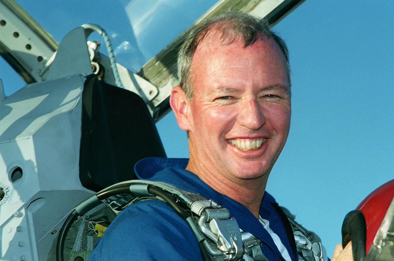 STS-92 Commander Brian Duffy smiles after landing at the KSC Shuttle Landing Facility in a T-38 training jet aircraft. He and the rest of the crew are at KSC to take part in Terminal Countdown Demonstration Test activities, which include emergency egress training from the orbiter and pad, and a simulated countdown. The fifth mission to the International Space Station, STS-92 will carry the Integrated Truss Structure Z1, the first of the planned 10 trusses on the Space Station, and the third Pressurized Mating Adapter. The Z1 will allow the first U.S. solar arrays on a future flight to be temporarily installed on Unity for early power. PMA-3 will provide a Shuttle docking port for the solar array installation on the sixth ISS flight and Lab installation on the seventh ISS flight. STS-92 is scheduled to launch Oct. 5 from launch Pad 39A. It will be the 100th flight in the Shuttle program