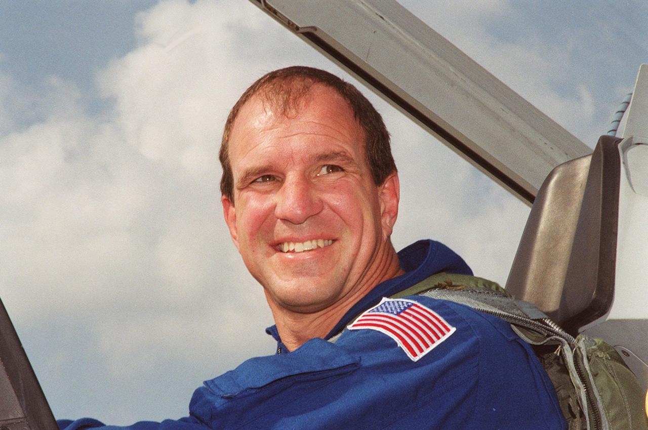 STS-97 Pilot Mike Bloomfield arrives at the Shuttle Landing Facility aboard a T-38 jet aircraft. He and the rest of the crew are at KSC to take part in Terminal Countdown Demonstration Test activities that include emergency egress training, familiarization with the payload, and a simulated launch countdown. The other crew members are Commander Brent Jett, and Mission Specialists Joe Tanner, Carlos Noriega and Marc Garneau, who is with the Canadian Space Agency. Mission STS-97is the sixth construction flight to the International Space Station. Its payload includes the P6 Integrated Truss Structure and a photovoltaic (PV) module, with giant solar arrays that will provide power to the Station. The mission includes two spacewalks to complete the solar array connections. STS-97 is scheduled to launch Nov. 30 at 10:05 p.m. EST