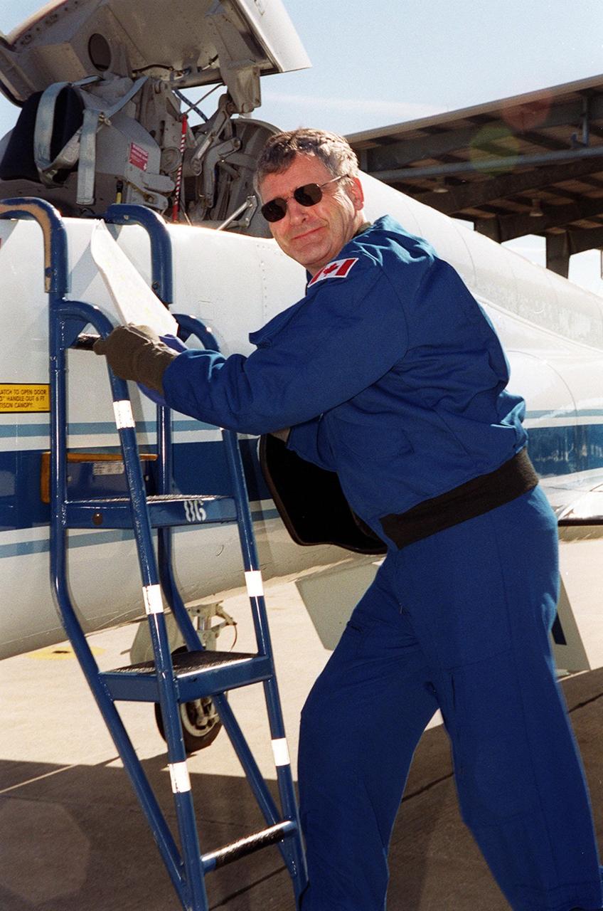 STS-97 Pilot Michael Bloomfield climbs down from the T-38 jet aircraft he piloted to the KSC Shuttle Landing Facility. He and the crew are on site for further work with equipment that will be on the mission. STS-97 is scheduled to launch Nov. 30 at 10:06 p.m. EST from Launch Pad 39B. The sixth flight to the International Space Station, the mission is expected to last 11 days, with a planned KSC landing at about 5:58 p.m. Dec. 11