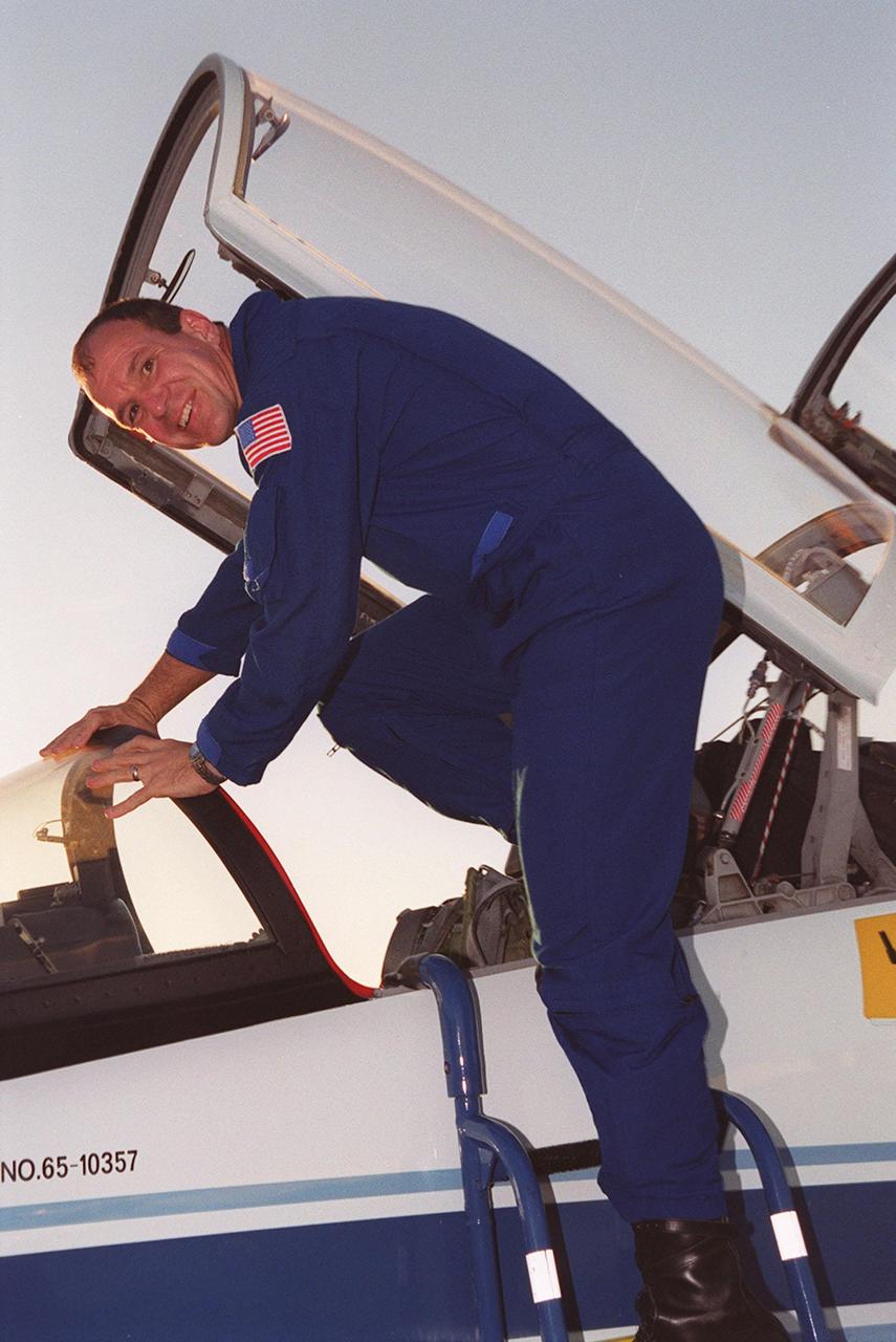 At the Shuttle Landing Facility, STS-97 Pilot Michael Bloomfield climbs out of the cockpit of a T-38 jet aircraft he flew from Johnson Space Center. He and the rest of the crew have returned to KSC for the launch, scheduled for Nov. 30 at about 10:06 p.m. EST. Mission STS-97is the sixth construction flight to the International Space Station. Its payload includes the P6 Integrated Truss Structure and a photovoltaic (PV) module, with giant solar arrays that will provide power to the Station. The mission includes two spacewalks to complete the solar array connections. STS-97 is scheduled to launch Nov. 30 at about 10:06 p.m. EST