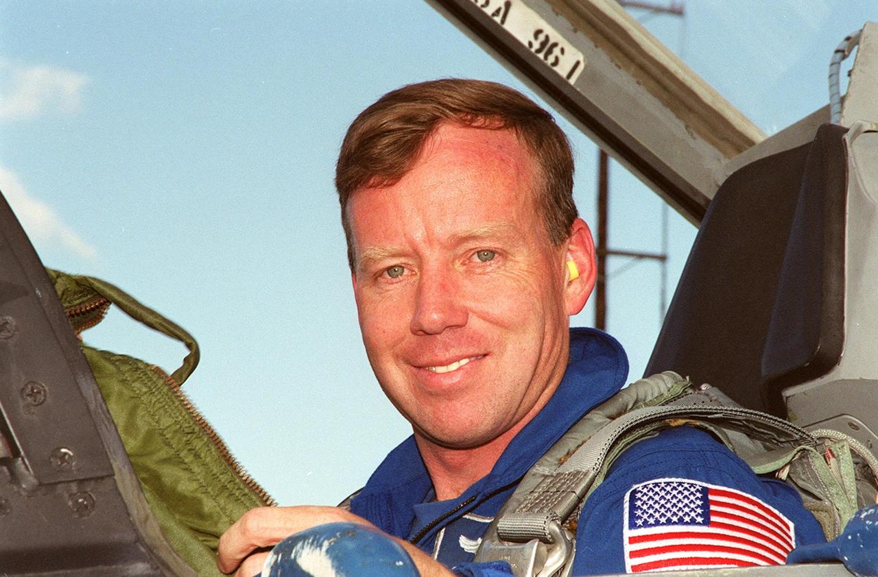 KENNEDY SPACE CENTER, FLA. -- Commander Steven Lindsey arrives at KSC’s Shuttle Landing Facility aboard a T-38 jet aircraft. He and the rest of the crew are taking part in Crew Equipment Interface Test activities such as payload familiarization. The Joint Airlock Module is the primary payload on their mission, scheduled to launch no earlier than June 14, 2001, from Launch Pad 39B