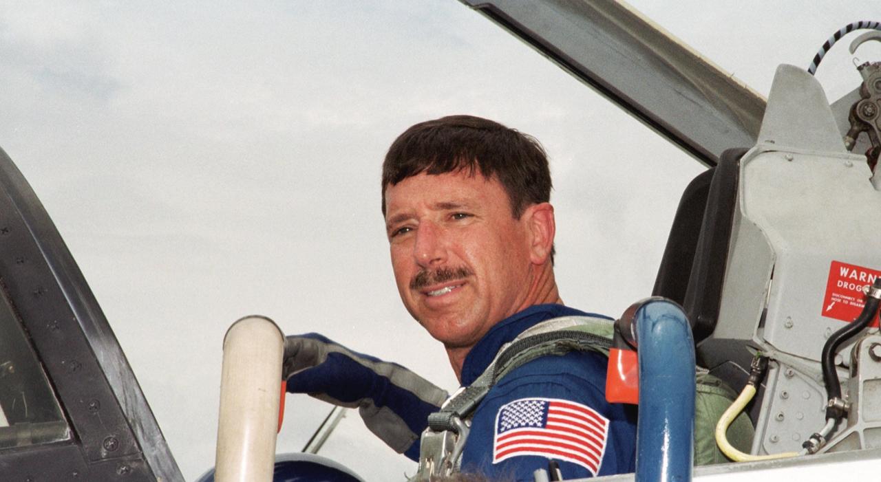 KENNEDY SPACE CENTER, Fla. -- STS-105 Commander Scott Horowitz arrives at KSC aboard a T-38 jet to make final preparations for launch. On mission STS-105, Discovery will be transporting the Expedition Three crew and several payloads and scientific experiments to the International Space Station. The Early Ammonia Servicer (EAS) tank, which will support the thermal control subsystems until a permanent system is activated, will be attached to the Station during two spacewalks. The three-member Expedition Two crew will be returning to Earth aboard Discovery after a five-month stay on the Station. Launch of Discovery on mission STS-105 is scheduled for Aug. 9, 2001