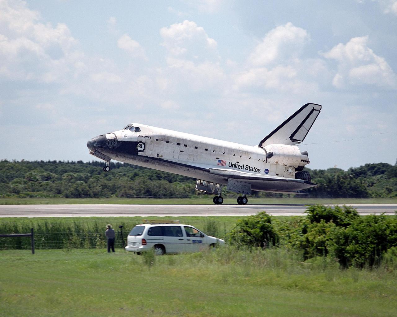 KENNEDY SPACE CENTER, Fla. -- KSC photographer George Shelton gets a closeup of orbiter Discovery as it lands on KSC’s Shuttle Landing Facility runway 15, completing the 11-day, 21-hour, 12-minute STS-105 mission. Main gear touchdown was at 2:22:58 p.m. EDT; wheel stop, at 2:24:06 p.m. EDT. The mission accomplished the goals set for the 11th flight to the International Space Station: swapout of the resident Station crew; delivery of equipment, supplies and scientific experiments; and installation of the Early Ammonia Servicer and heater cables for the S0 truss on the Station. Discovery traveled 4.3 million miles on its 30th flight into space, the 106th mission of the Space Shuttle program. Out of five missions in 2001, the landing was the first to occur in daylight at KSC
