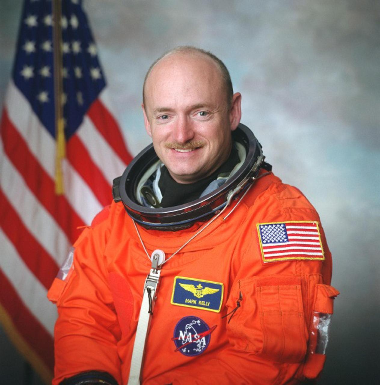 JOHNSON SPACE CENTER, HOUSTON, TEXAS -- (JSC2001-01916) -- Official portrait of astronaut Mark E. Kelly, Pilot