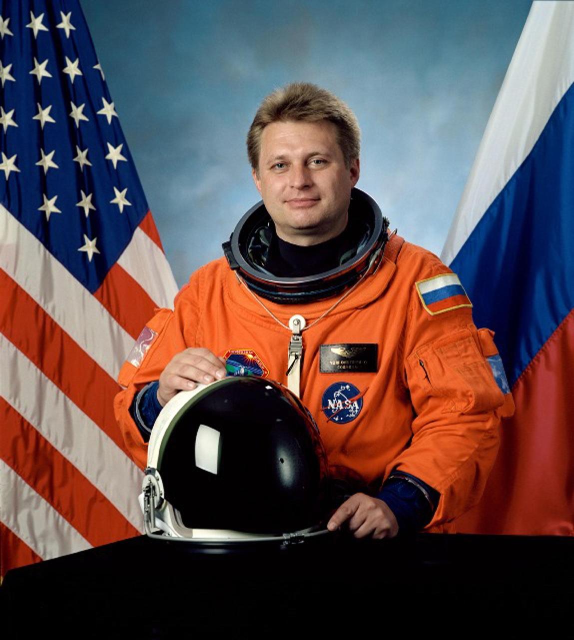 JOHNSON SPACE CENTER, HOUSTON, TEXAS -- (JSC2001-02113) -- Official portrait of Cosmonaut Yuri I. Onufrienko, Mission Commander, representing Rosaviakosmos