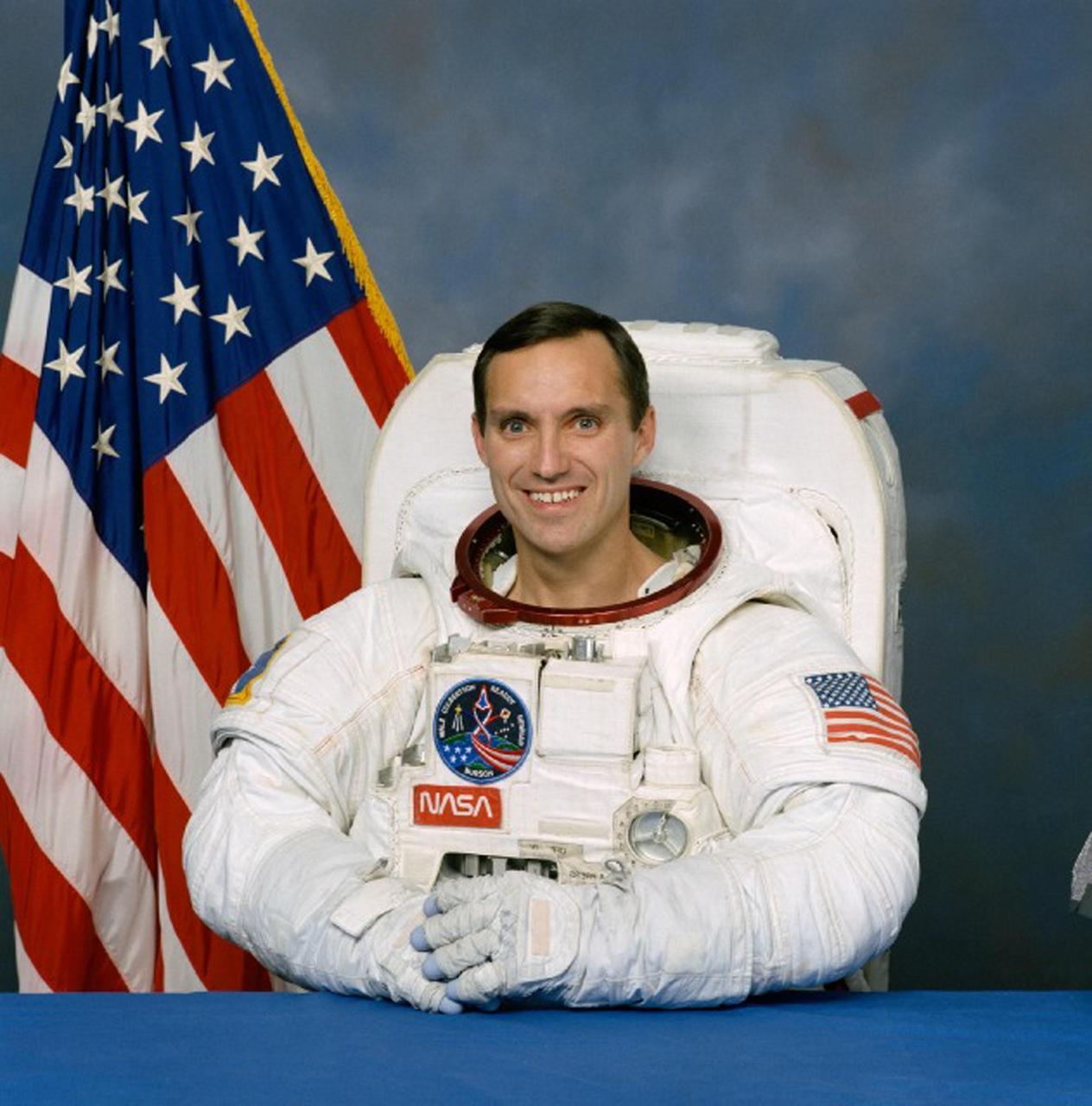 JOHNSON SPACE CENTER, HOUSTON, TEXAS -- (595-15563) -- Official portrait of astronaut Carl E. Walz, Mission Specialist