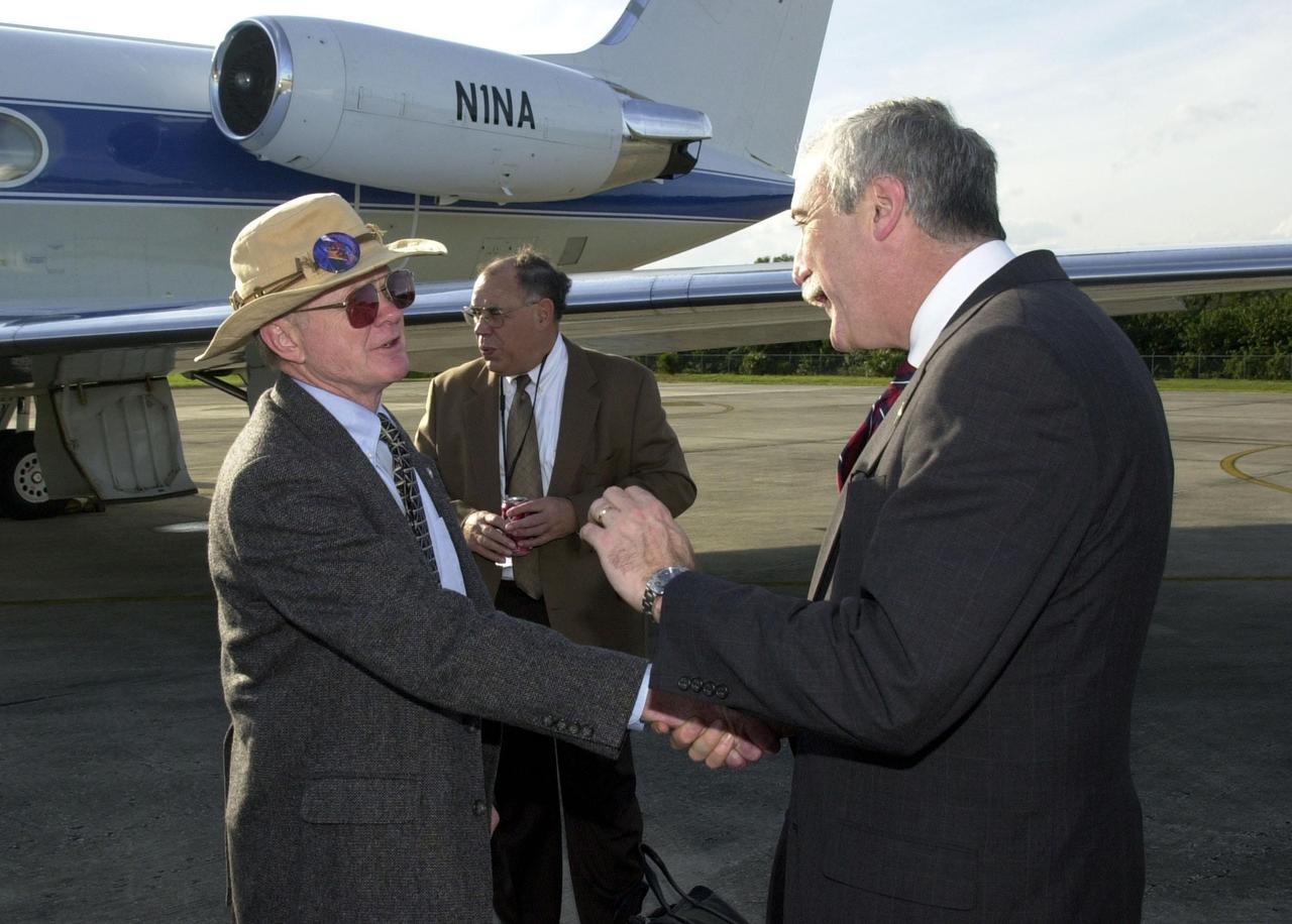 KENNEDY SPACE CENTER, Fla. - Center Director Roy Bridges Jr. (left) wishes farewell to NASA Administrator Sean O’Keefe, who toured KSC as part of an agencywide familiarization tour of NASA field centers.  O’Keefe was nominated for the position as administrator in November 2001 by President George W. Bush.  He was sworn in Dec. 21 as the agency’s 10th chief