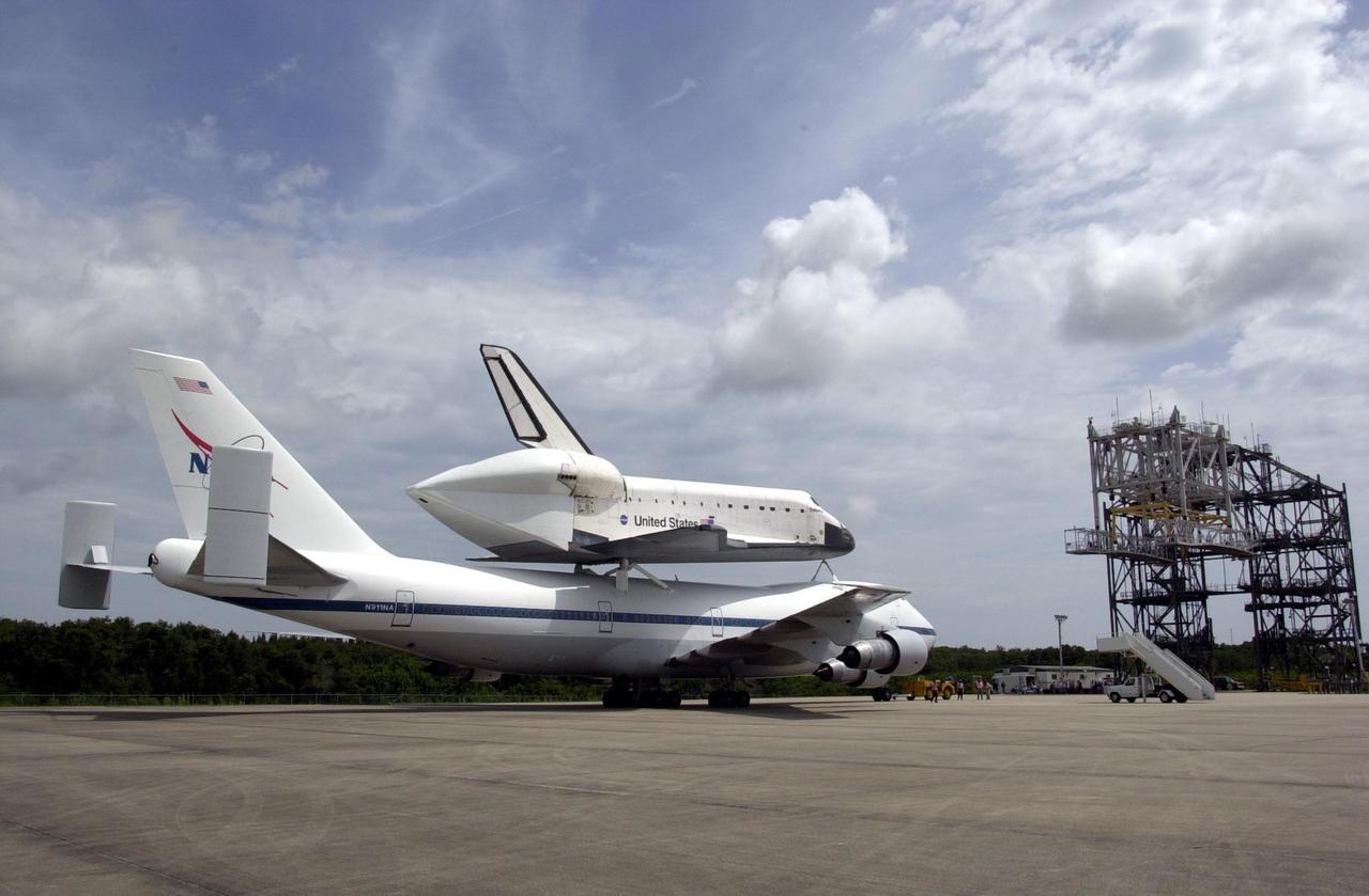 KENNEDY SPACE CENTER, FLA. - Space Shuttle Endeavour is towed toward the Mate-Demate Device (right) following landing on runway 15 at KSC's Shuttle Landing Facility at 10:58 a.m. EDT atop a modified Boeing 747 Shuttle Carrier Aircraft.  The cross-country ferry flight became necessary when three days of unfavorable weather conditions at KSC forced Endeavour to land on runway 22 at Dryden Flight Research Center, Edwards Air Force Base, Calif., on June 19 following mission STS-111.  Processing of Endeavour will now begin for the launch of mission STS-113 targeted for October 2002