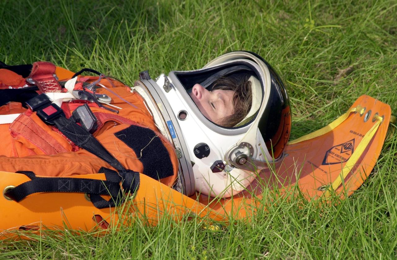 KENNEDY SPACE CENTER, FLA. - "Astronauts" were safely and successfully recovered from a "downed" Space Shuttle in a Mode VII contingency simulation led by Don Hammel, NASA Landing and Recovery Director. KSC Fire/Rescue and Emergency Medical workers, along with Johnson Space Center and Patrick Air Force Base personnel, participated in the drill. Mode simulations are held periodically at KSC to ensure contingency response forces are well prepared to respond to a wide variety of potential emergency situations. s.