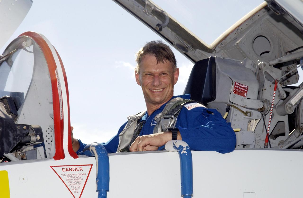 KENNEDY SPACE CENTER, Fla. - STS-112 Mission Specialist Piers Sellers arrives at the KSC Shuttle Landing Facility aboard a T-38 jet aircraft.  He and the rest of the crew will be taking part in Terminal Countdown Demonstration Test activities in preparation for the mission aboard Space Shuttle Atlantis, which is scheduled to launch no earlier than Oct. 2, between 2 and 6 p.m. EDT.  STS-112 is the 15th assembly mission to the International Space Station.  Atlantis will be carrying the S1 Integrated Truss Structure, the first starboard truss segment.  The S1 will be attached to the central truss segment, S0, during the 11-day mission.