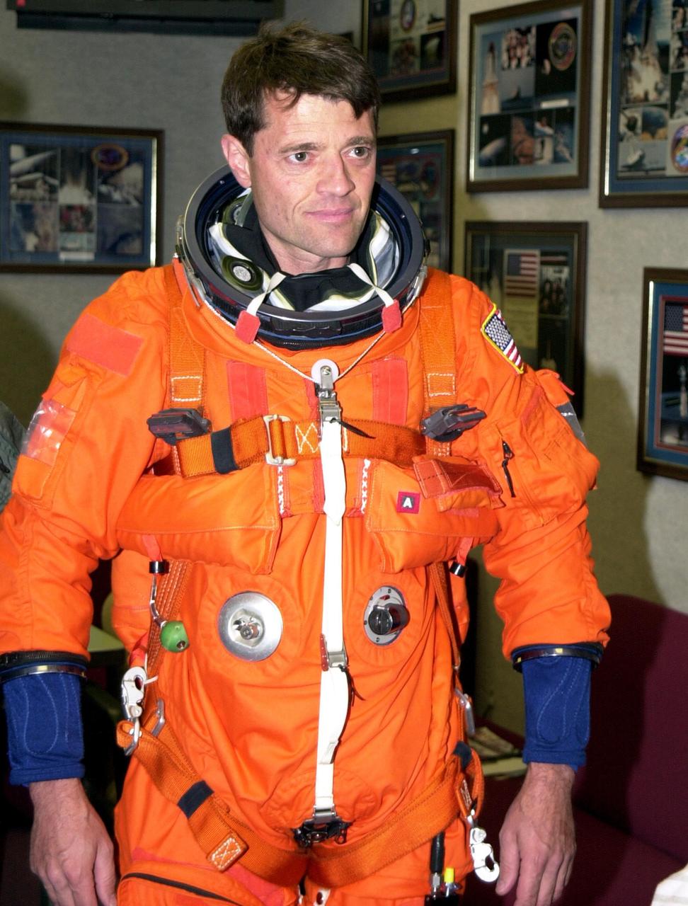 KENNEDY SPACE CENTER, FLA. --STS-112 Commander Jeffrey Ashby is suited up and ready to participate in landing exercises in the Shuttle Training Aircraft at the Shuttle Landing Facility.
