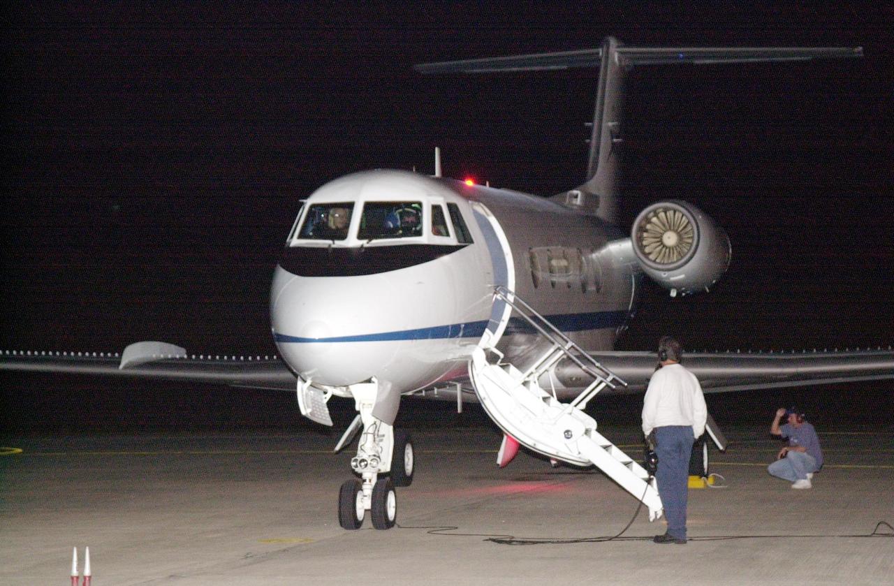 KENNEDY SPACE CENTER, FLA. --STS-112 Commander Jeffrey Ashby prepares to taxi the the Shuttle Training Aircraft to the runway at the Shuttle Landing Facility as part of landing exercises.