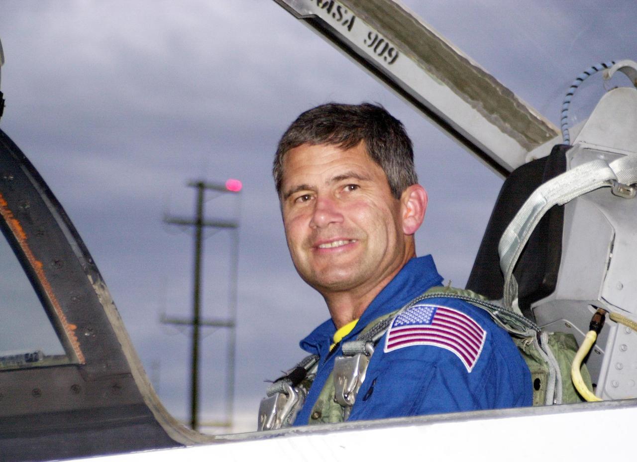 KENNEDY SPACE CENTER, FLA. --  STS-113 Pilot Paul Lockhart arrives at KSC for Terminal Countdown Demonstration Test activities, which include a simulated launch countdown. The primary payloads on mission STS-113 are the first port truss segment, P1, and the Crew and Equipment Translation Aid (CETA) Cart B.   Once delivered, the P1 truss will remain stowed until flight 12A.1 in 2003 when it will be attached to the central truss segment, S0, on the Space Station.  Also onboard Space Shuttle Endeavour will be the Expedition 6 crew who will replace Expedition 5, returning to Earth after 4 months.  The STS-113 launch is scheduled for Nov. 10, 2002.  .  