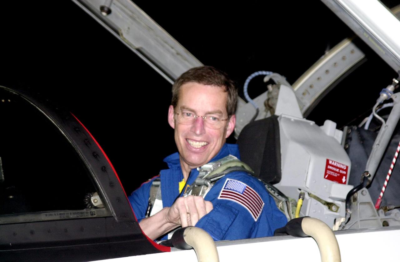 KENNEDY SPACE CENTER, FLA. - STS-113 Commander James Wetherbee arrives at the KSC Shuttle Landing Facility to get ready for launch.  STS-113 is the 16th American assembly flight to the International Space Station.  The primary mission is bringing the Expedition 6 crew to the Station and returning the Expedition 5 crew to Earth.  The major objective of the mission is delivery of the Port 1 (P1) Integrated Truss Assembly, which will be attached to the port side of the S0 truss.  Three spacewalks are planned to install and activate the truss and its associated equipment.  Launch of Space Shuttle Endeavour on mission STS-113 is scheduled for Nov. 11 between midnight and 4 a.m. EST.       