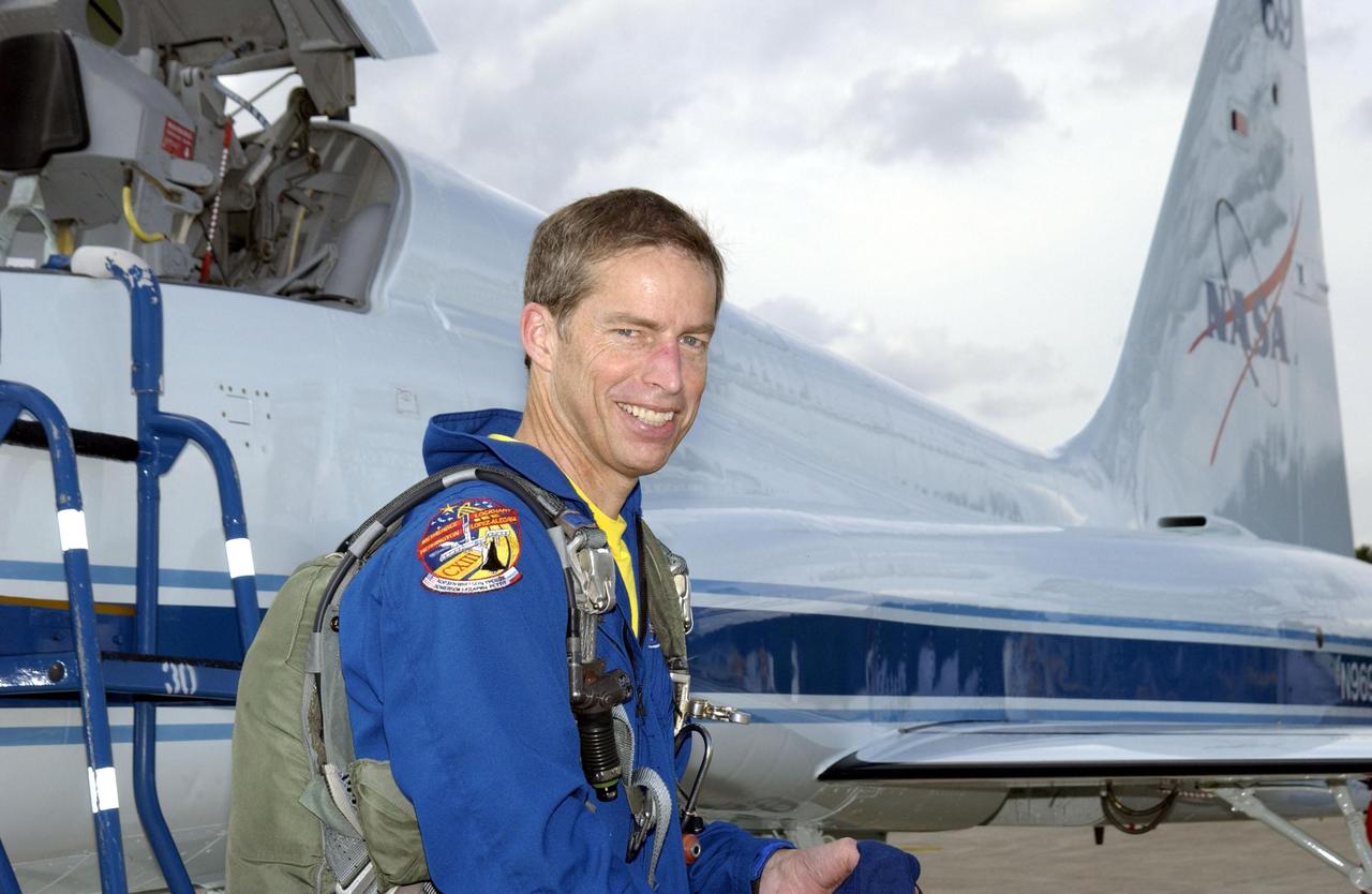 KENNEDY SPACE CENTER, FLA. -- STS-113 Commander James Wetherbee arrives at KSC's Shuttle Landing Facility to get ready for launch. STS-113 is the 16th American assembly flight to the International Space Station. The primary objective of the mission is bringing the Expedition 6 crew to the Station and returning the Expedition 5 crew to Earth. The major task of the mission is delivery of the Port 1 (P1) Integrated Truss Assembly, which will be attached to the port side of the S0 truss. Three spacewalks are planned to install and activate the truss and its associated equipment. Launch of Space Shuttle Endeavour on mission STS-113 is targeted for no earlier than Nov. 22 between 7 and 11 p.m. EST.