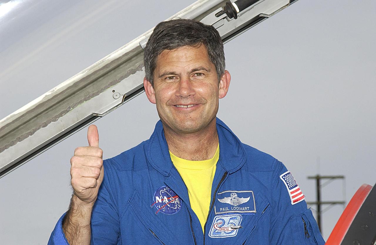 KENNEDY SPACE CENTER, FLA. -- STS-113 Pilot Paul Lockhart gives a thumbs up following his arrival at KSC's Shuttle Landing Facility to prepare for launch. STS-113 is the 16th American assembly flight to the International Space Station. The primary objective of the mission is bringing the Expedition 6 crew to the Station and returning the Expedition 5 crew to Earth. The major task of the mission is delivery of the Port 1 (P1) Integrated Truss Assembly, which will be attached to the port side of the S0 truss. Three spacewalks are planned to install and activate the truss and its associated equipment. Launch of Space Shuttle Endeavour on mission STS-113 is targeted for no earlier than Nov. 22 between 7 and 11 p.m. EST.