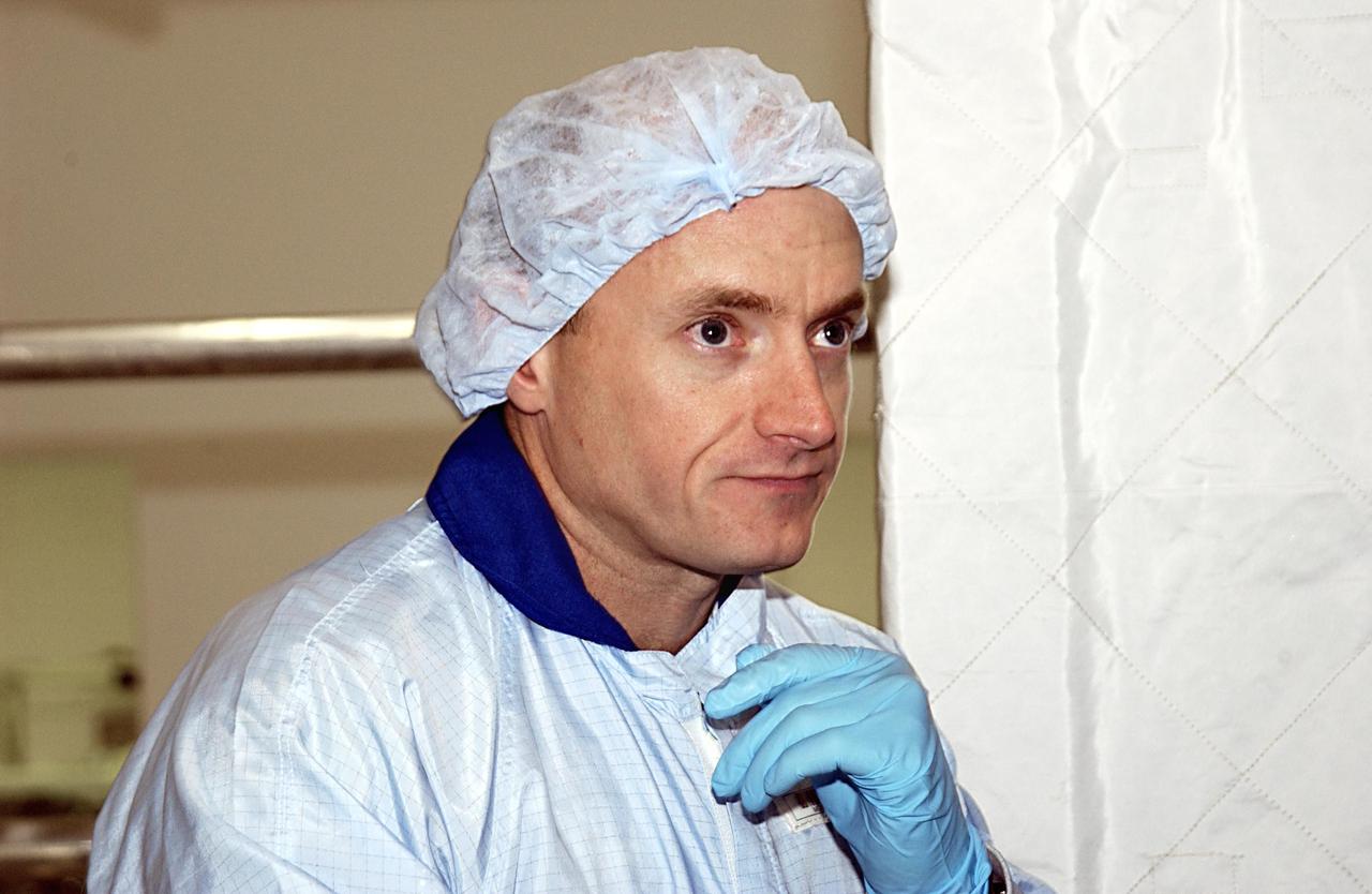 KENNEDY SPACE CENTER, FLA. - STS-118 Commander Scott Kelly is seen during Crew Equipment Interface Test activities in the Space Station Processing Facility. The mission to the International Space Station will be delivering the third starboard truss segment, the ITS S5, which will be attached to the station, and a SPACEHAB Single Cargo Module with supplies and equipment. Launch aboard Space Shuttle Columbia is scheduled for Nov. 13, 2003.