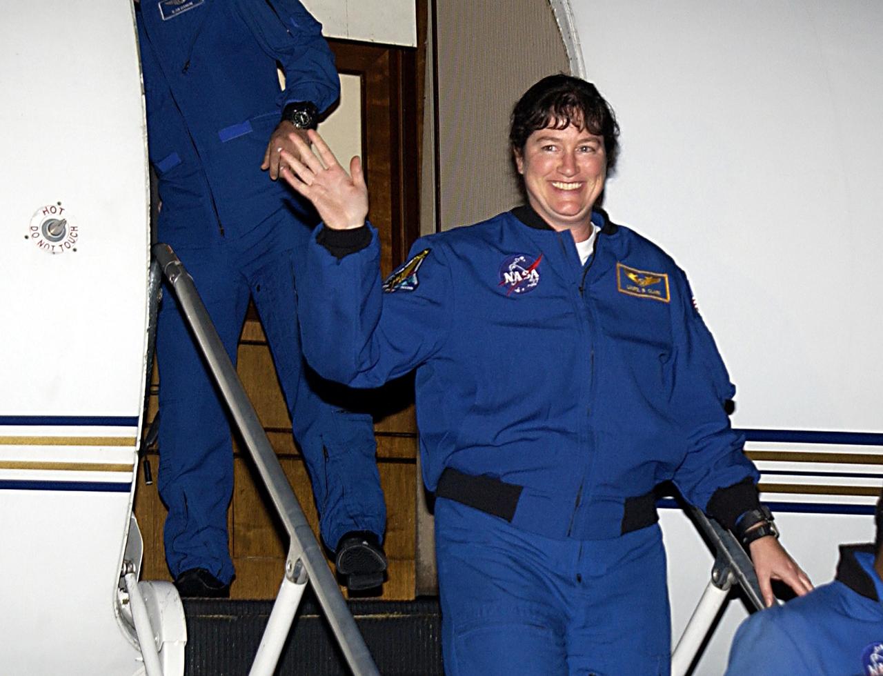 KENNEDY SPACE CENTER, FLA. - STS-107 Mission Specialist Laurel Clark waves to onlookers as she arrives at KSC for pre-launch preparations.  STS-107 is a mission devoted to research and will include more than 80 experiments that will study Earth and space science, advanced technology development, and astronaut health and safety. The payload on Space Shuttle Columbia includes FREESTAR (Fast Reaction Experiments Enabling Science, Technology, Applications and Research) and the SHI Research Double Module (SHI/RDM), known as SPACEHAB.  Experiments on the module range from material sciences to life sciences.  The crew includes Payload Specialist Ilan Ramon, the first Israeli astronaut.  Other crew members are Commander Rick Husband, Pilot William "Willie" McCool, Payload Commander Michael Anderson and Mission Specialists Kalpana Chawla and David Brown.  Launch of Columbia is targeted for Jan. 16 between 10 a.m. and 2 p.m.