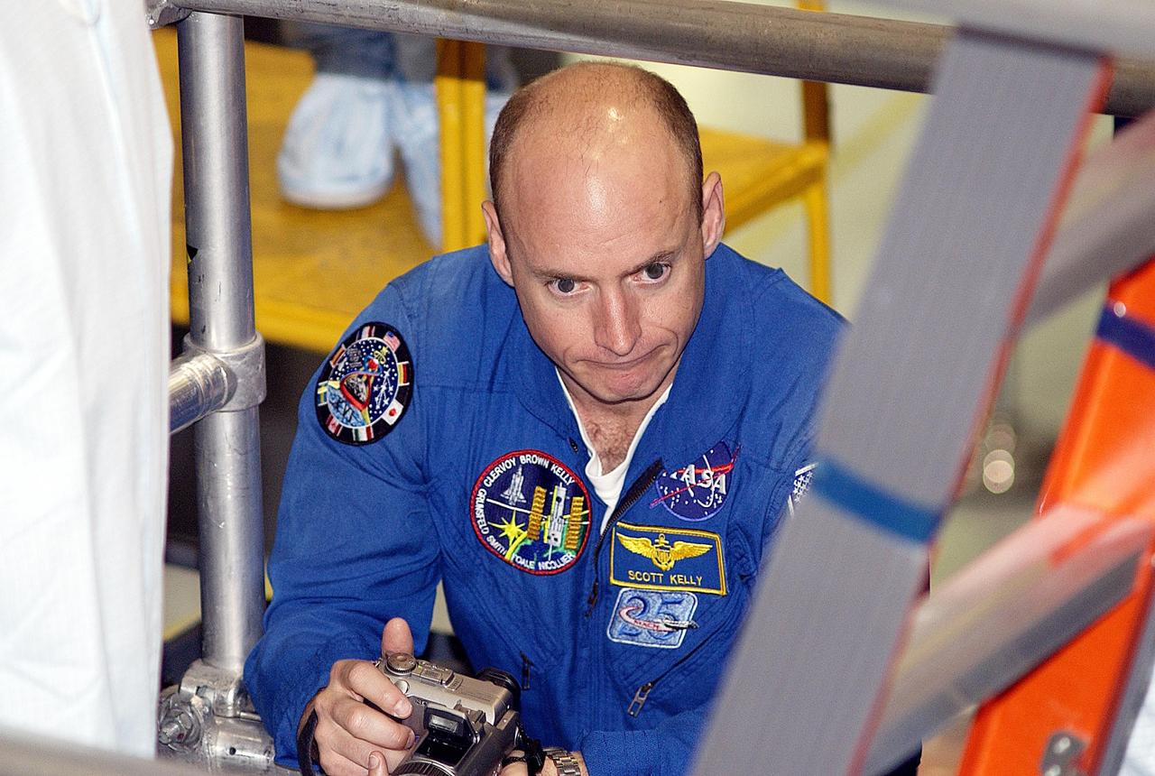KENNEDY SPACE CENTER, FLA. - STS-118 Commander Scott Kelly holds a camera during training in the Space Station Processing Facility. He and other crew members are at KSC to become familiar with equipment for their mission. The mission will be delivering the third starboard truss segment, the ITS S5, to the International Space Station, and a SPACEHAB Single Cargo Module with supplies and equipment. Launch date is under review.