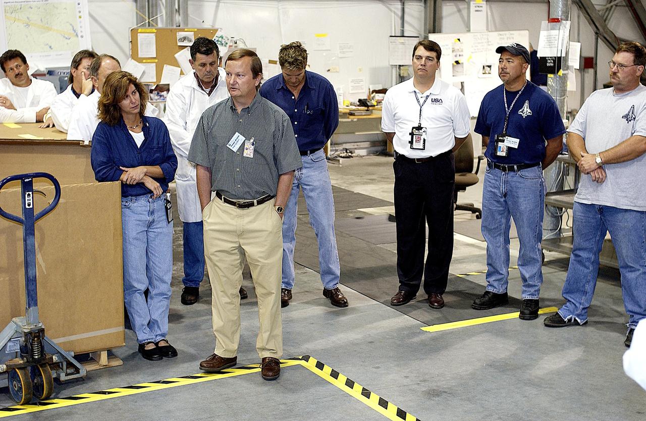 KENNEDY SPACE CENTER, FLA. - Shuttle Launch Director Mike Leinbach talks to the Columbia Reconstruction Project team before arrival of the final shipment of Columbia debris.  The recovery efforts have been concluded in East Texas.  Prior to this final shipment, the total number of items at KSC is 82,567, weighing 84,800 pounds or 38 percent of the total dry weight of Columbia.  Of those items, 78,760 have been identified, with 753 placed on the left wing grid in the RLV Hangar.